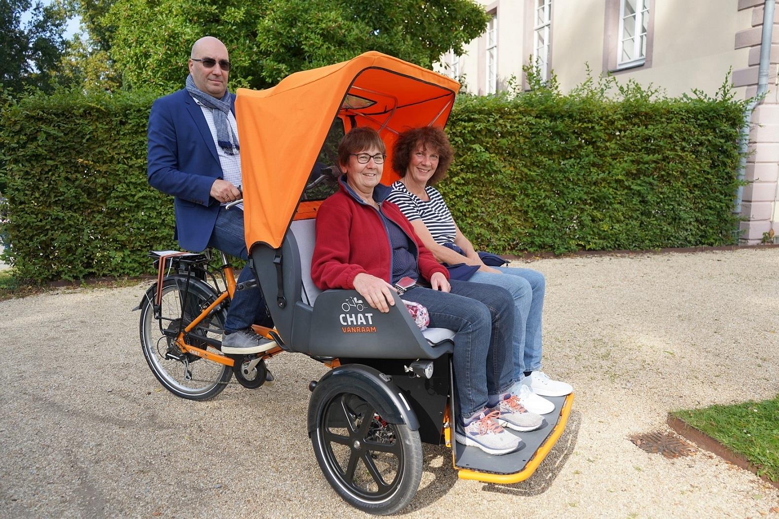 Unterschiedliche Rikscha-Modelle sind in Schieder-Schwalenberg im Einsatz: Oliver Höche, im Hauptberuf Leiter des Seniorenwohnhauses am Kurpark, steuert einen Zweisitzer