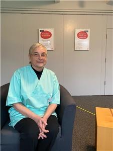 Eine Frau in grünem Kittel