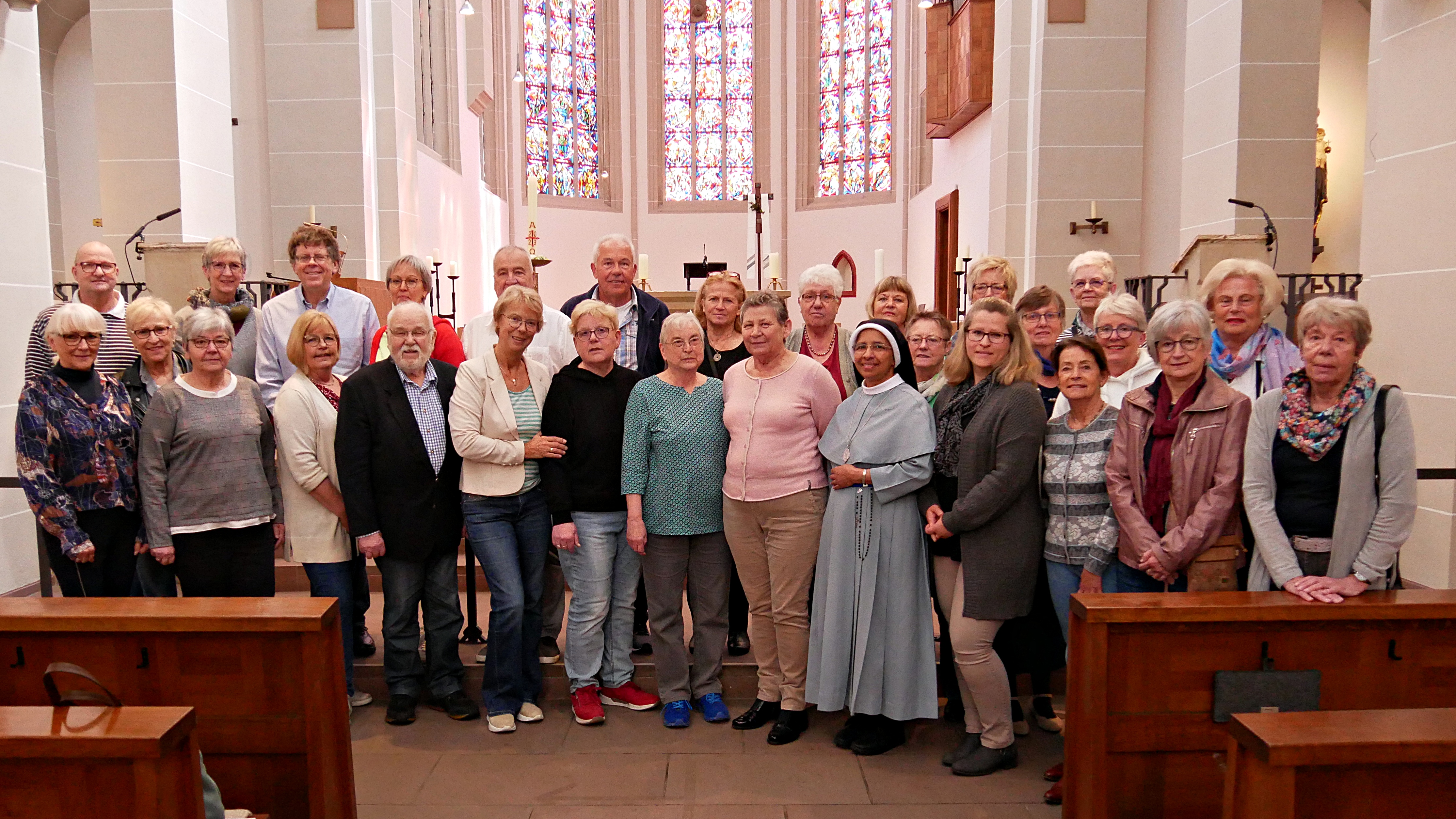 Eine Gruppe in der Kirche