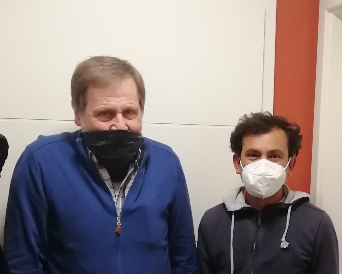 zwei Männer mit Maske